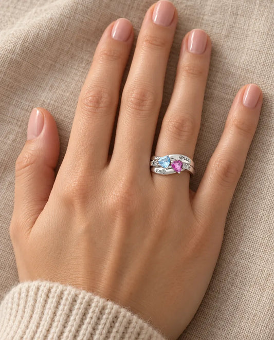 Anillo de Piedras de Nacimiento Personalizado con 2 Nombres - promesa doble corazón - llevado en la mano