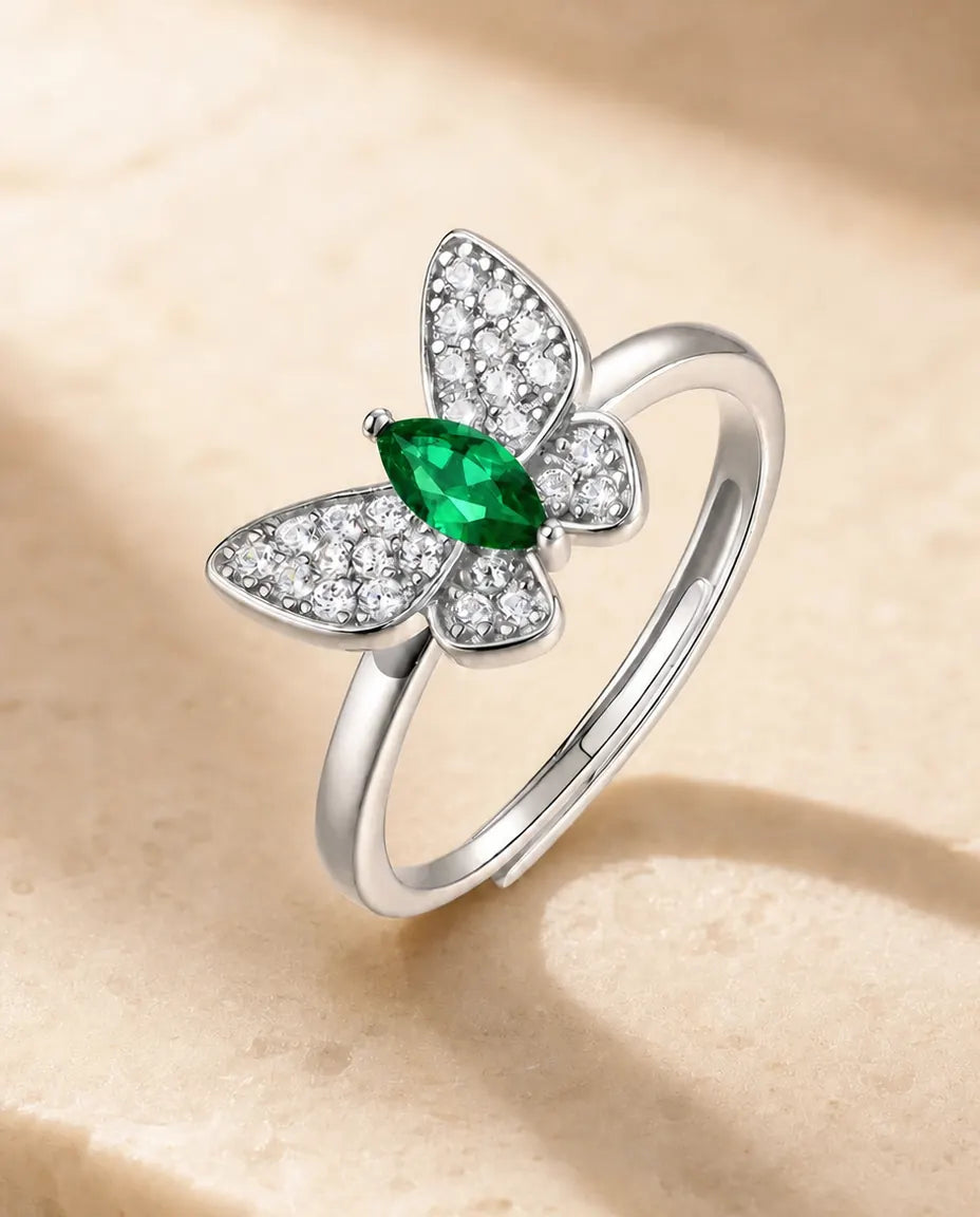 Anillo mariposa con esmeralda creada en laboratorio – alas en pavé y aro abierto ajustable, plata de ley 925