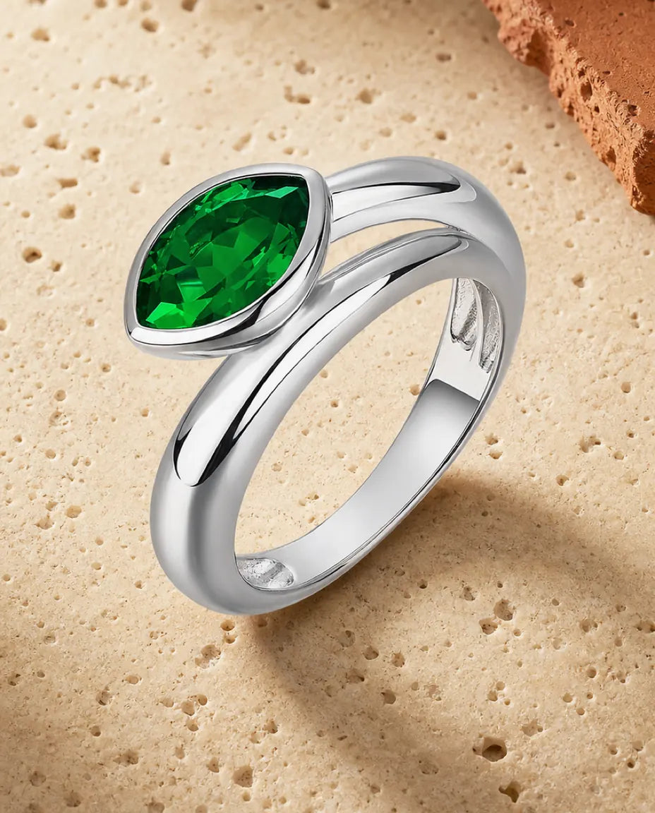 Anillo de esmeralda creada en laboratorio – marquesa cruzada en engaste bisel sobre aro ancho de plata de ley 925