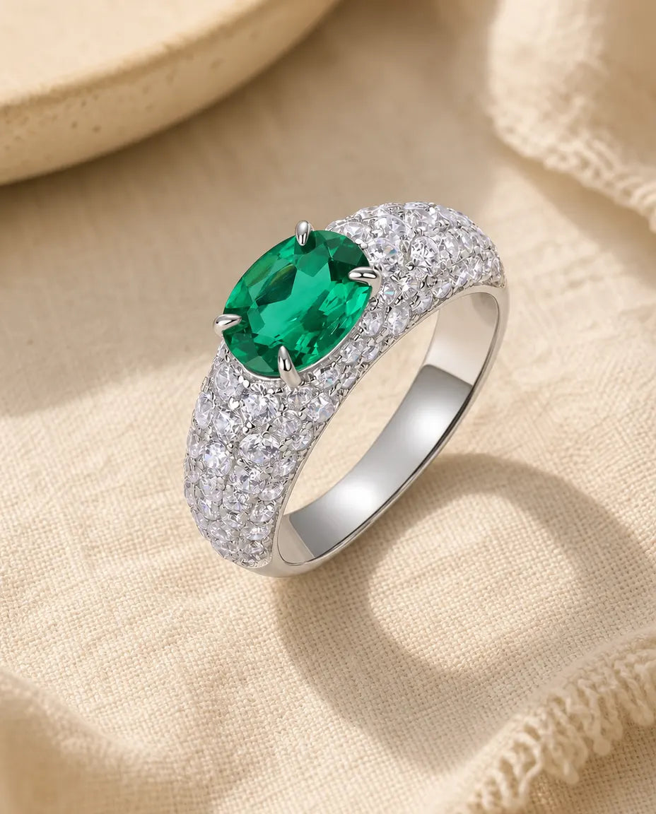 Anillo de esmeralda – óvalo creado en laboratorio sobre aro en pavé de plata de ley 925, piedra de mayo