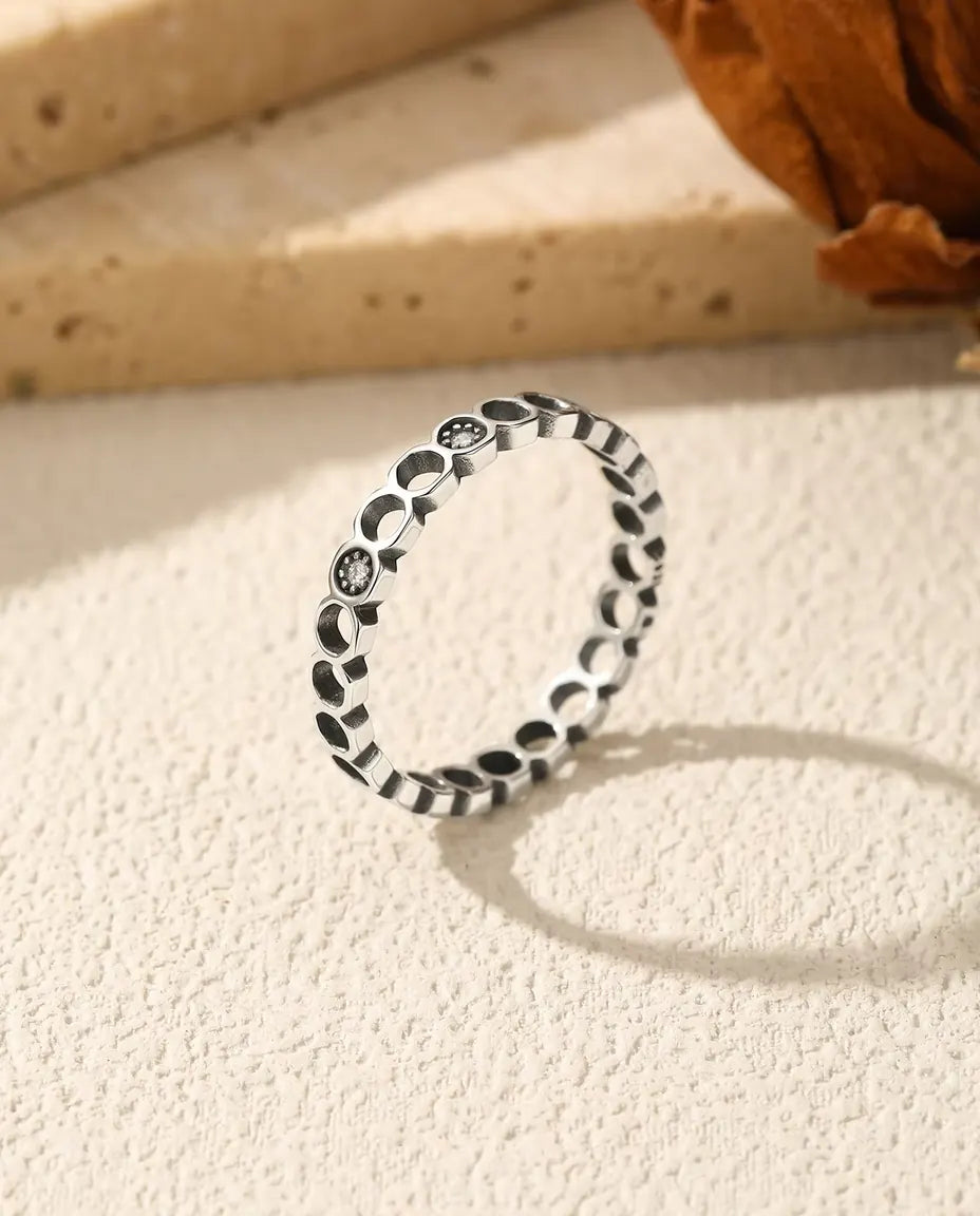 Anillo fases de la luna - círculos calados con dos moissanitas de 0,008 ct en plata 925 oxidada, tallas US 5 a 9