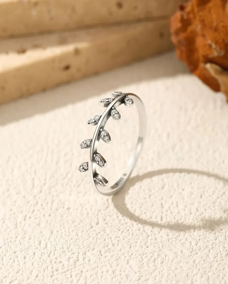 Anillo de Hojas con Circonita - diez hojas en pavé sobre banda de 1,3 mm de plata de ley 925, estilo rama de olivo, tallas 5 a 9