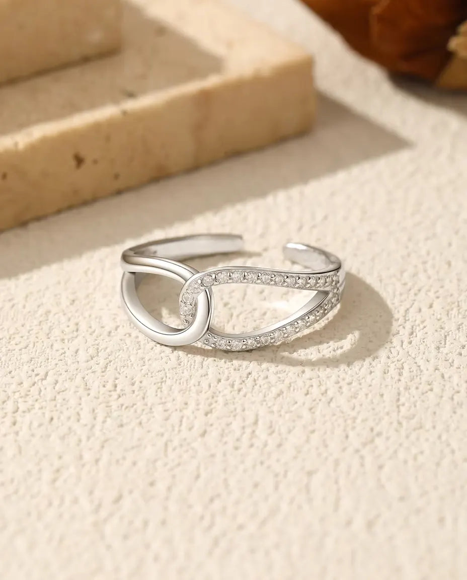 Anillo de lazos entrelazados - lazo pavé y lazo pulido unidos sobre banda abierta, plata 925, ajustable US 6 a 9