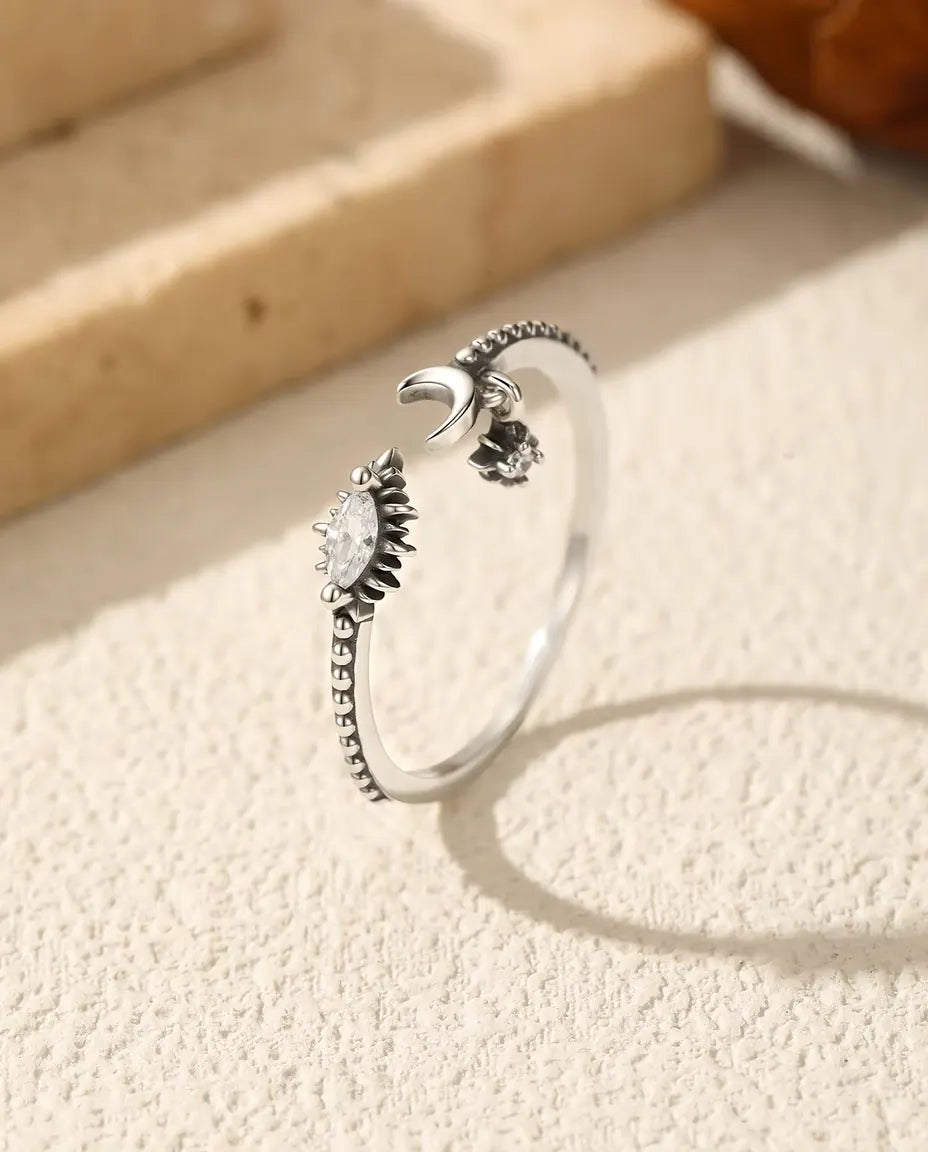 Anillo luna y estrella abierto - circonita marquesa sobre banda perlada oxidada, plata 925, ajustable US 6 a 9