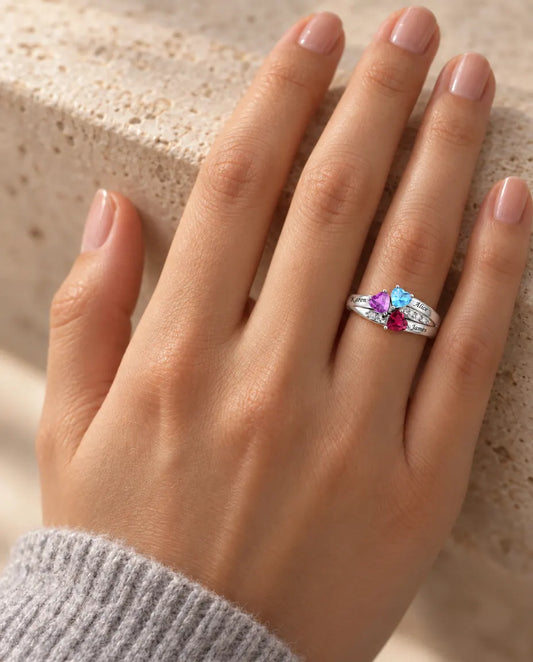Anillo de Piedras de Nacimiento Personalizado con 3 Nombres - tres corazones para mamá - llevado en la mano