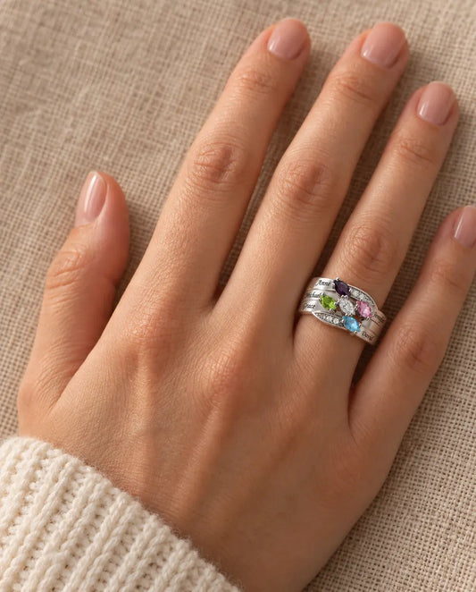 Anillo de Piedras de Nacimiento Personalizado con 5 Nombres - anillo familiar para mamá - llevado en la mano
