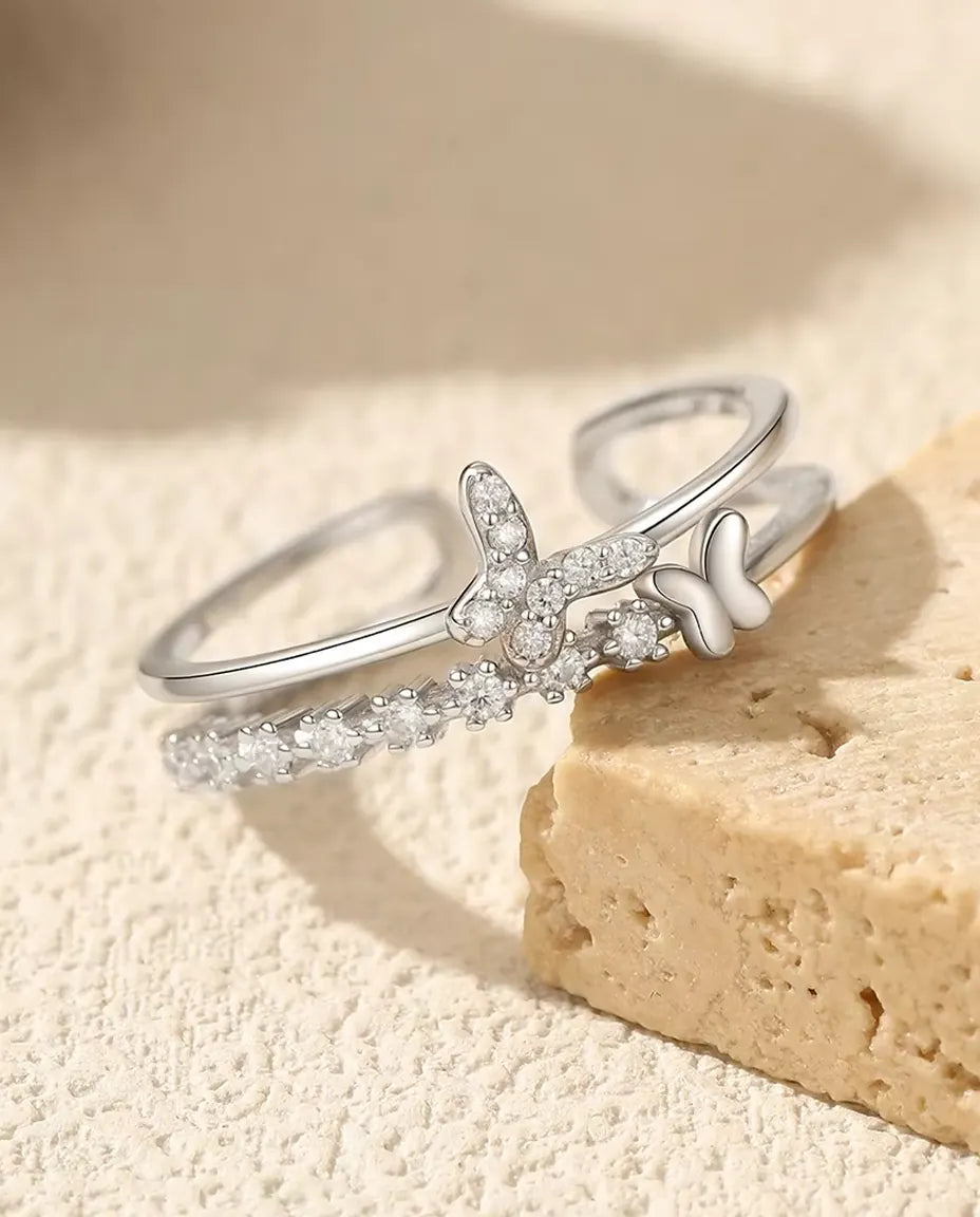 Anillo Mariposa Circonita - dos mariposas sobre hilo doble con línea en pavé, ajustable, plata de ley 925, US 6 a 9