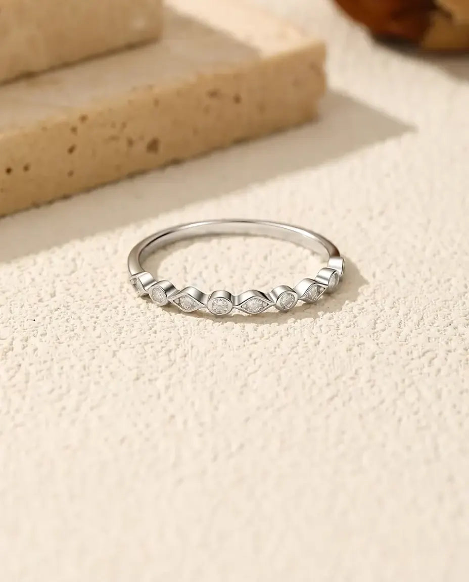 Anillo de media memoria en moissanita - Plata de ley 925, 9 piedras alternas redondas y marquesa, tallas 9 a 19