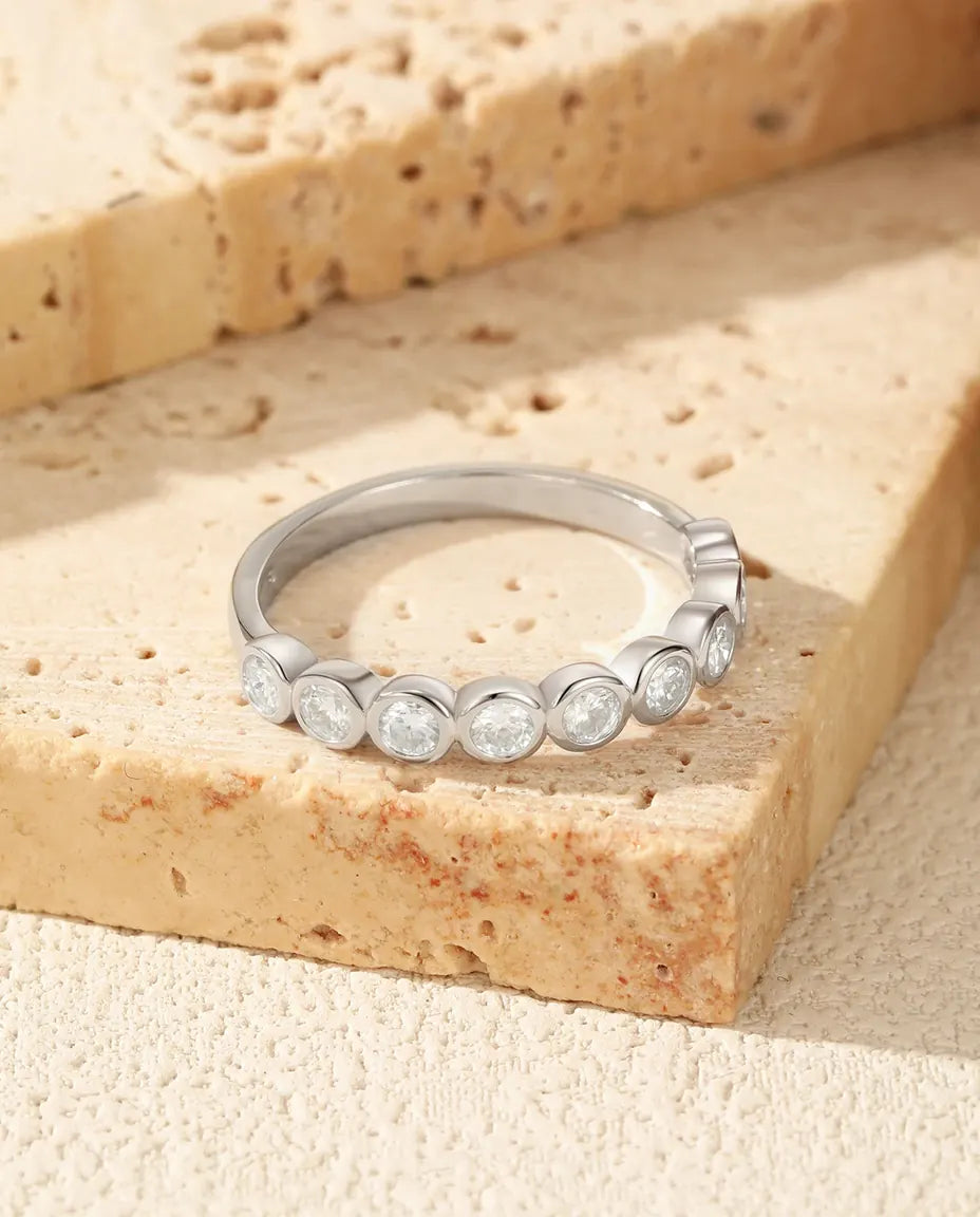 Anillo de moissanita – 9 piedras color D en engaste bisel, aro de burbujas apilable en plata de ley 925