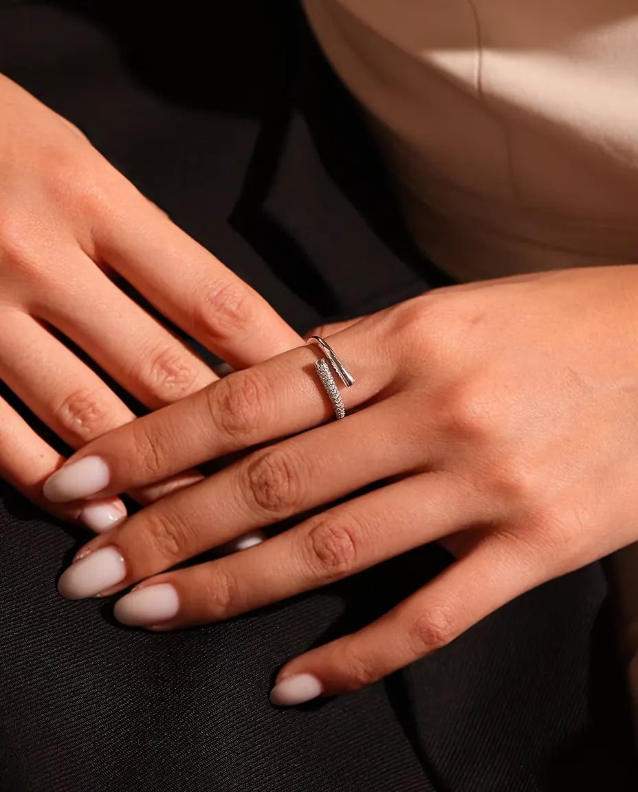 Anillo de Moissanita Abierto Cruzado en Plata 925 - llevado en la mano de una modelo