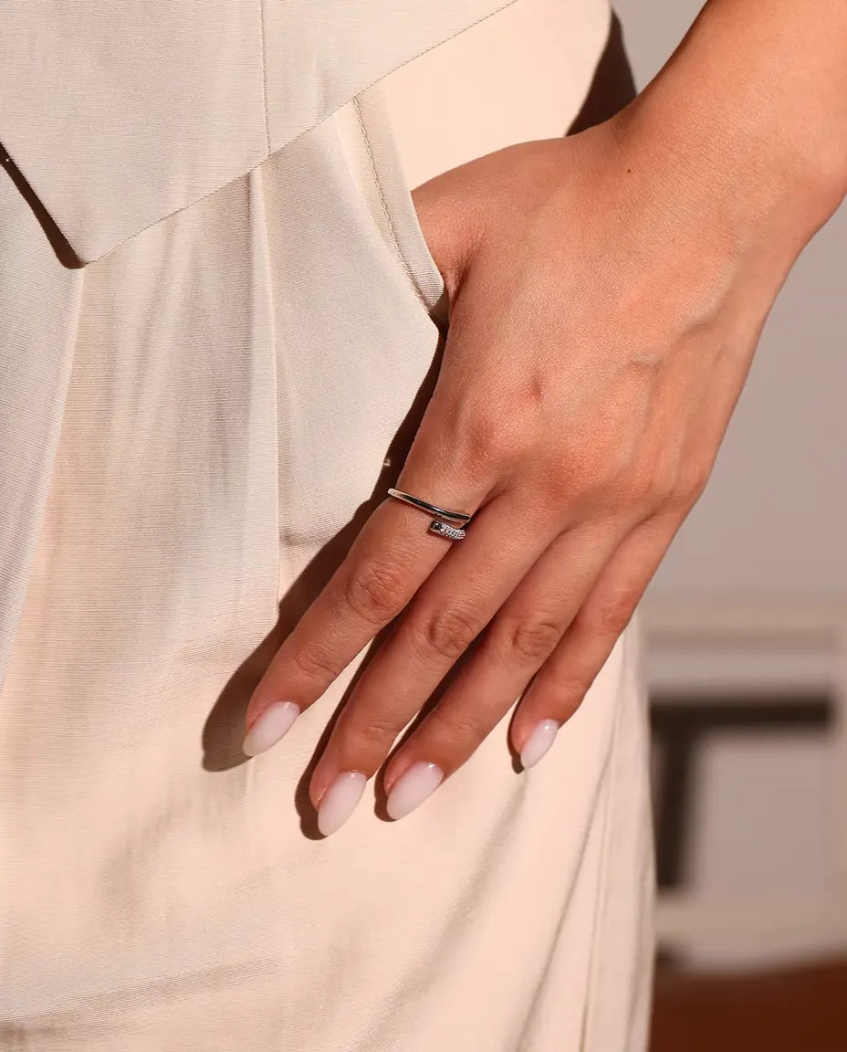Anillo de Moissanita Abierto Cruzado en Plata 925 - llevado en una mano apoyada en la cadera