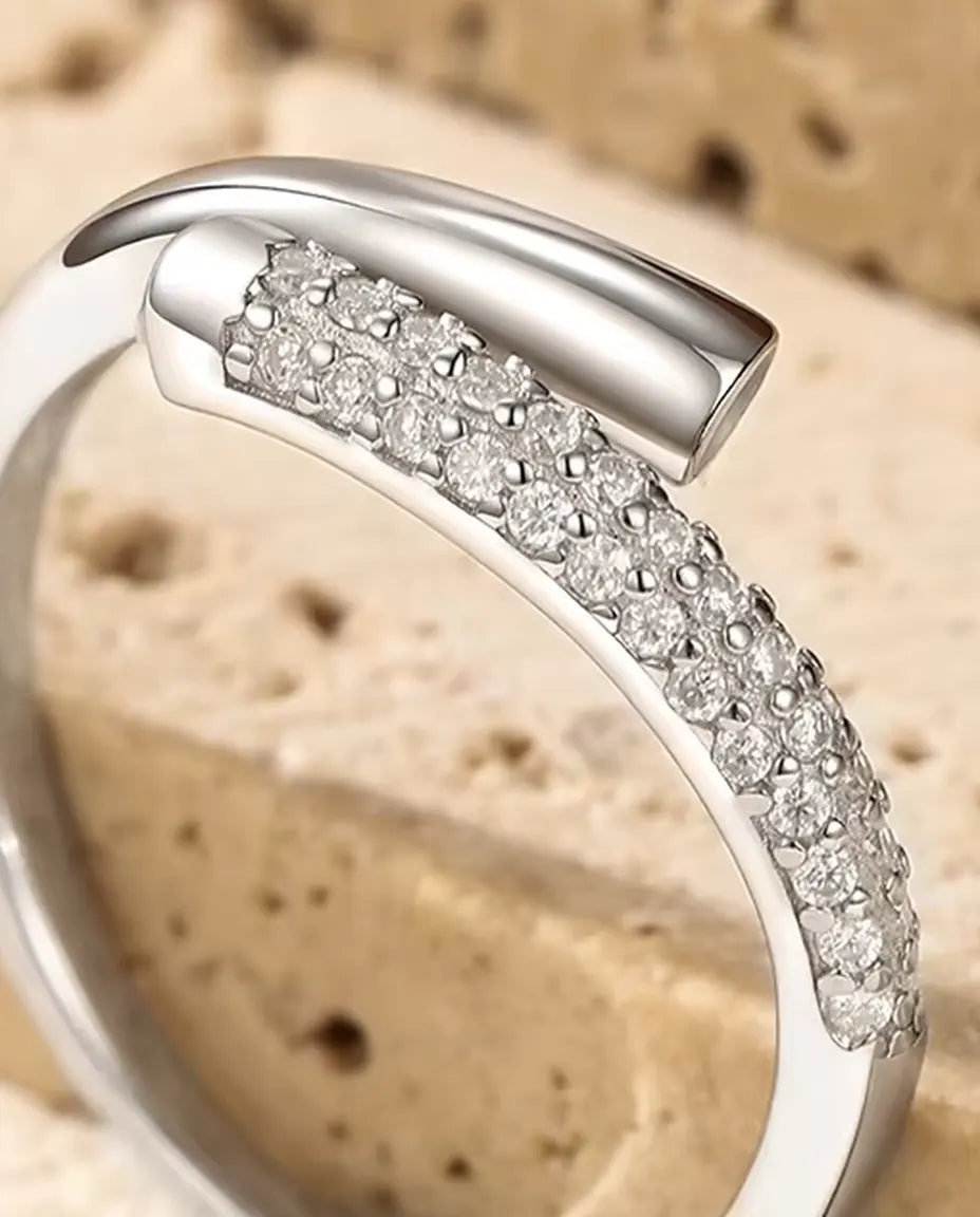 Anillo de Moissanita Abierto Cruzado en Plata 925 - primer plano de las dos hileras de moissanitas