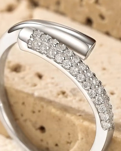 Anillo de Moissanita Abierto Cruzado en Plata 925 - primer plano de las dos hileras de moissanitas