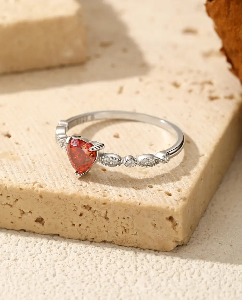 Anillo de moissanita – corazón rojo de 0,5 ct color D VVS1 sobre aro milgrain, plata de ley 925