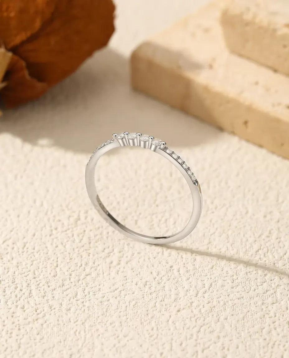 Anillo de moissanita curvado - 16 piedras degradadas sobre banda pavé en curva, plata 925, tallas US 5 a 9