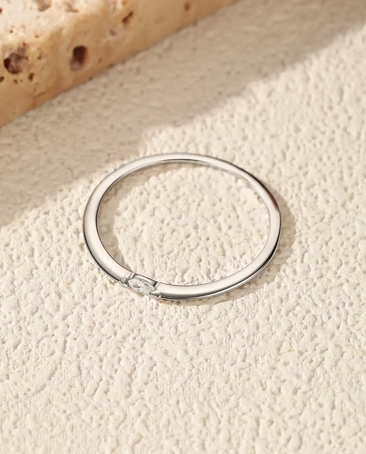 Anillo fino de moissanita talla marquesa – apilable y minimalista en plata de ley 925