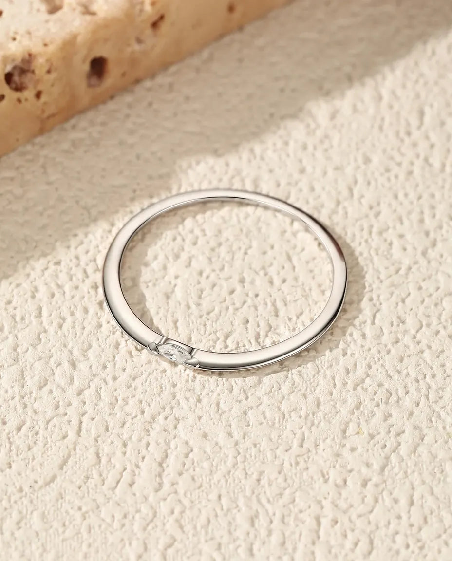 Anillo fino de moissanita talla marquesa – apilable y minimalista en plata de ley 925