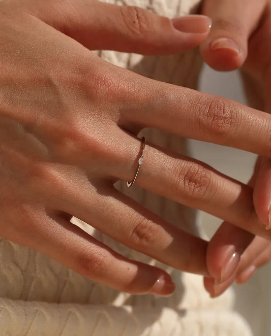 Anillo fino de moissanita talla marquesa – apilable y minimalista en plata de ley 925