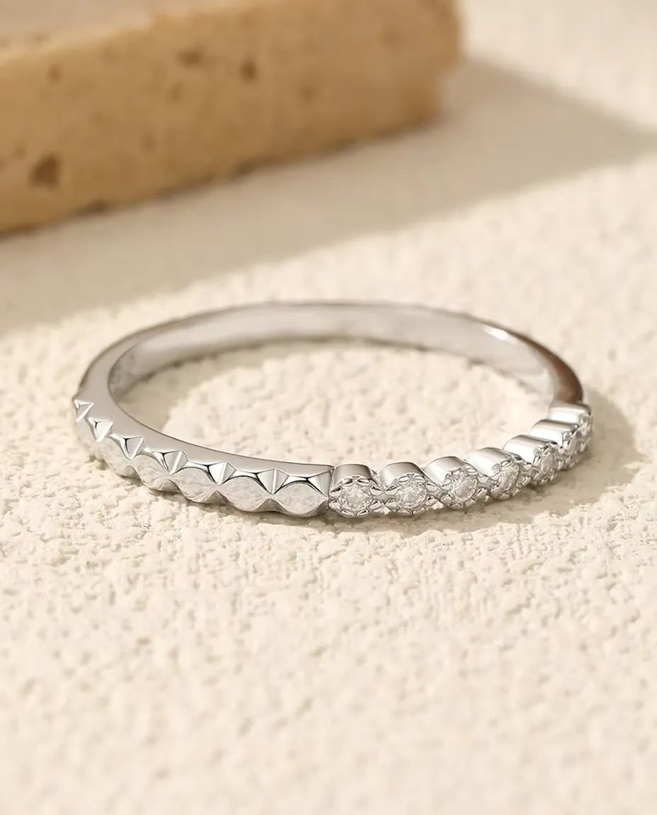 Anillo Moissanita Media Alianza - siete piedras de 1,3 mm color D / VVS1 y una hilera de facetas piramidales, plata 925, tallas 5 a 9