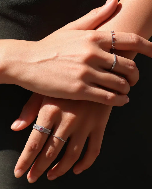 Anillo de Moissanita Apilable en Plata 925 - llevado junto a otros anillos, con las manos una sobre otra