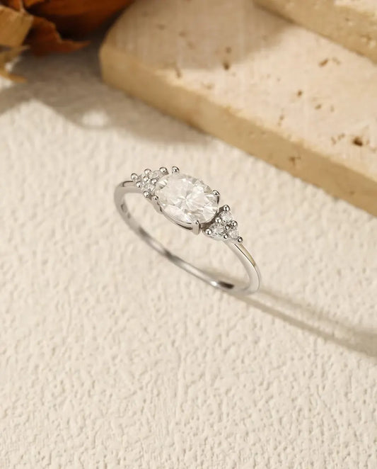 Anillo de Moissanita Ovalada – 1 quilate color D pureza VVS en plata de ley 925, circonitas en los hombros, tallas 9 a 19