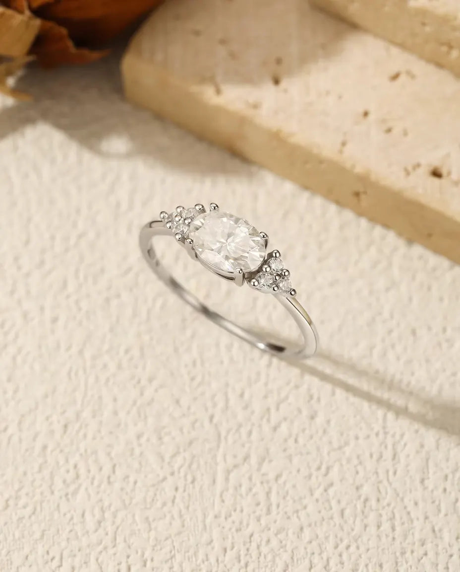 Anillo de Moissanita Ovalada – 1 quilate color D pureza VVS en plata de ley 925, circonitas en los hombros, tallas 9 a 19