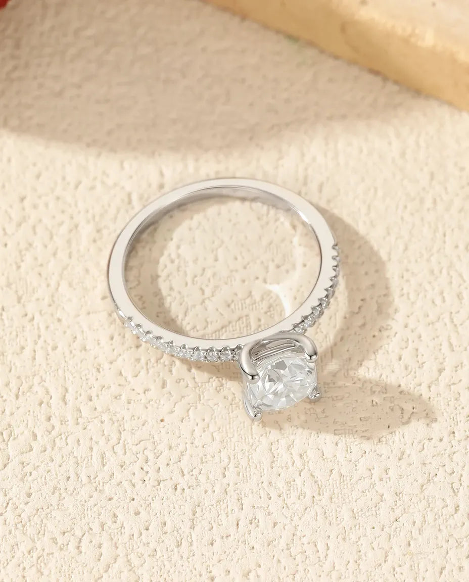 Anillo solitario de moissanita talla cojín de 1 ct – color D sobre aro pavé, plata de ley 925