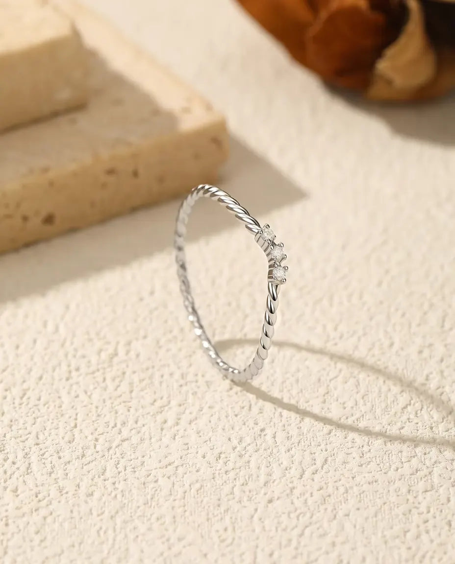 Anillo de Moissanita trenzado – tres piedras color D sobre un aro trenzado de 1 mm, en plata de ley 925