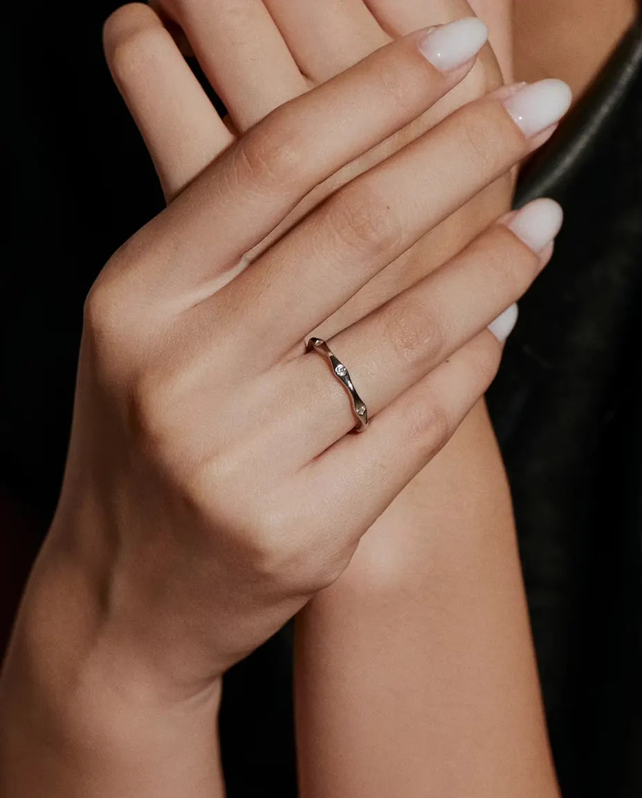 Anillo de Moissanita Ondulado en Plata 925 - llevado en la mano de una modelo