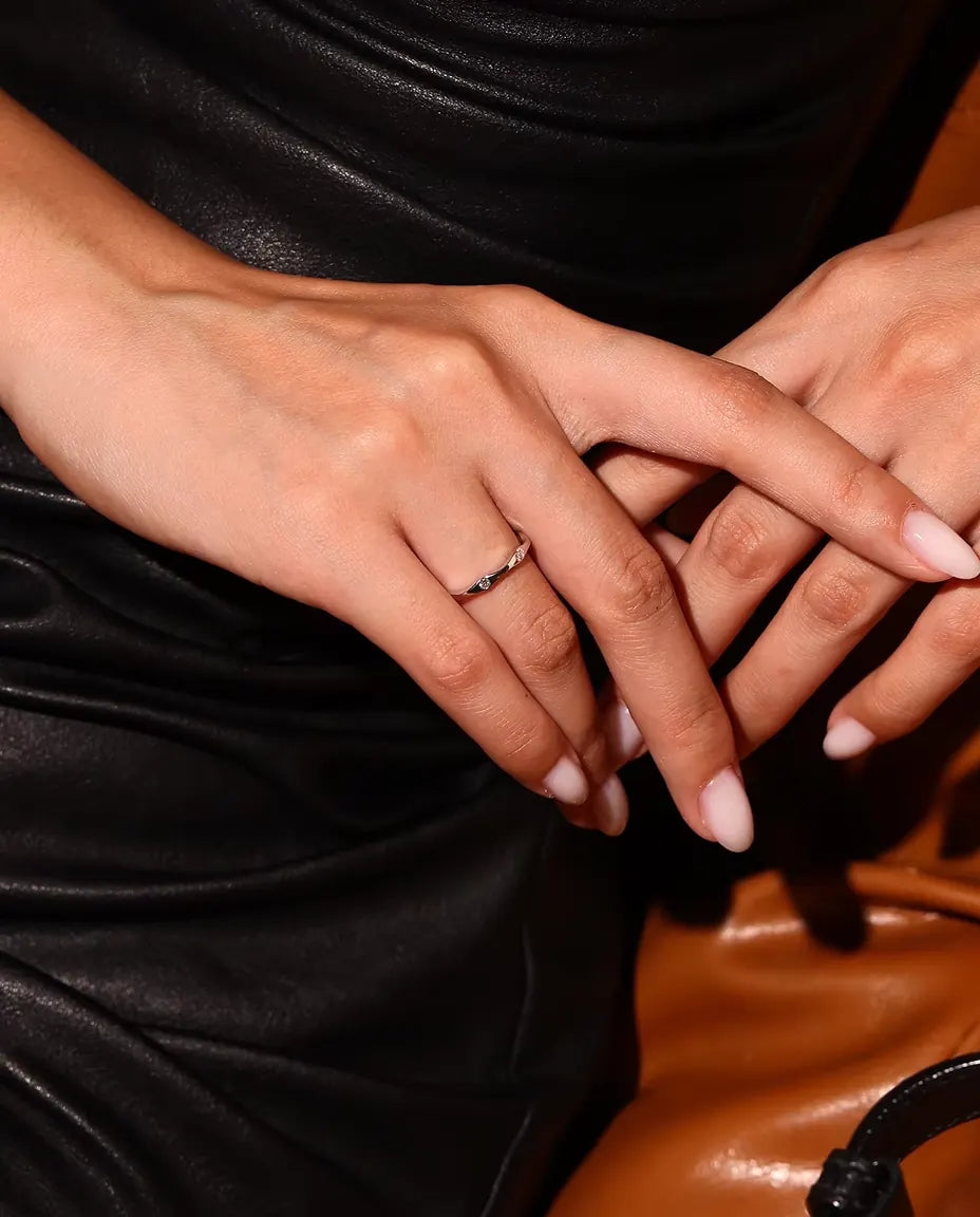 Anillo de Moissanita Ondulado en Plata 925 - llevado por una modelo con las manos cruzadas