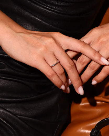 Anillo de Moissanita Ondulado en Plata 925 - llevado por una modelo con las manos cruzadas