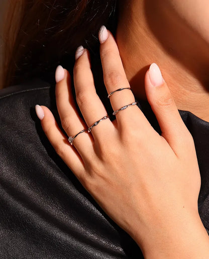 Anillo de Moissanita Ondulado en Plata 925 - llevado en una mano apoyada en el hombro