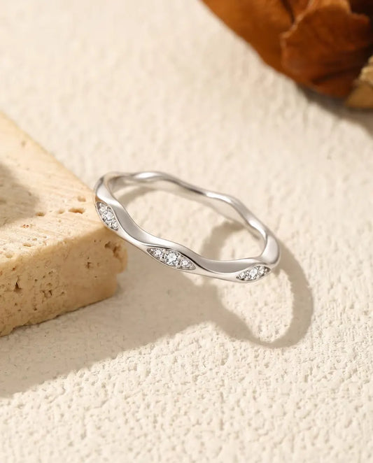 Anillo Ondulado de Moissanita en Plata 925 - apoyado en el borde de una losa de travertino