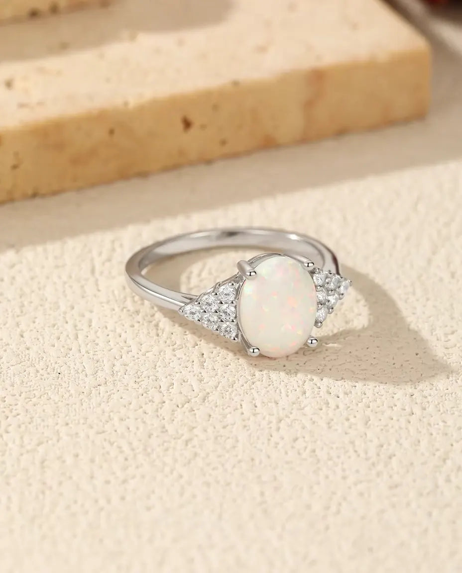 Anillo de Ópalo Ovalado - ópalo blanco de 7 x 9 mm con hombros de pavé, plata de ley 925, tallas 5 a 9