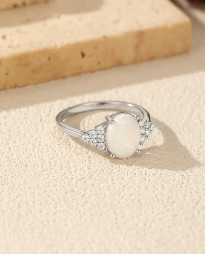 Anillo de Ópalo Ovalado - ópalo blanco de 7 x 9 mm con hombros de pavé, plata de ley 925, tallas 5 a 9