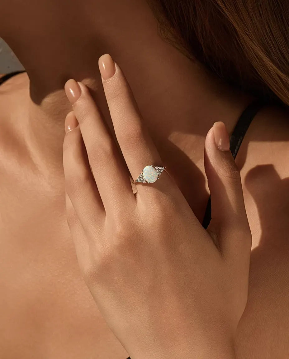 Anillo de Ópalo Ovalado - ópalo blanco de 7 x 9 mm con hombros de pavé, plata de ley 925, tallas 5 a 9