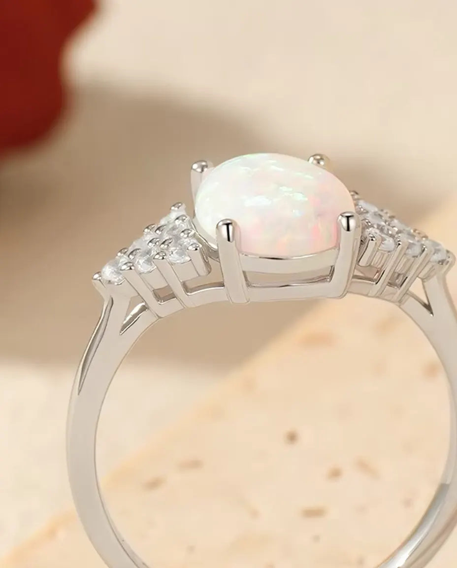 Anillo de Ópalo Ovalado - ópalo blanco de 7 x 9 mm con hombros de pavé, plata de ley 925, tallas 5 a 9