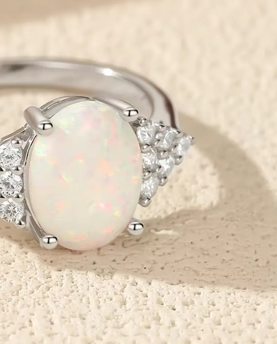 Anillo de Ópalo Ovalado - ópalo blanco de 7 x 9 mm con hombros de pavé, plata de ley 925, tallas 5 a 9