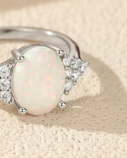 Anillo de Ópalo Ovalado - ópalo blanco de 7 x 9 mm con hombros de pavé, plata de ley 925, tallas 5 a 9