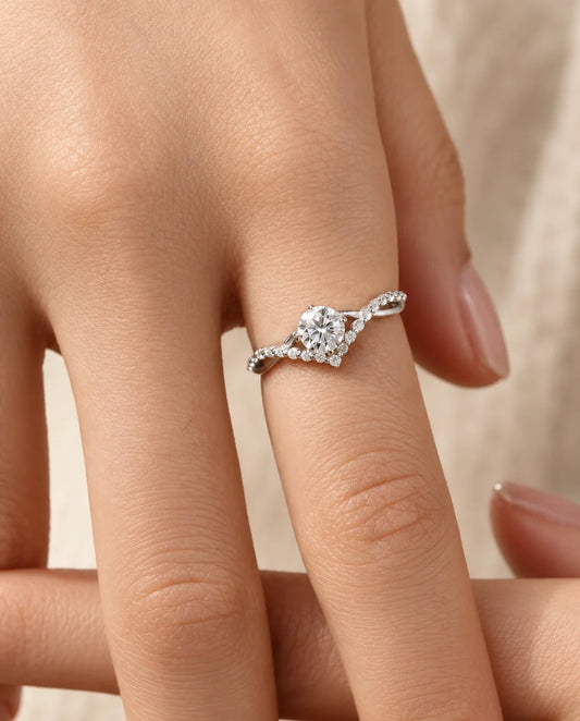 Anillo de moissanita - llevado en la mano