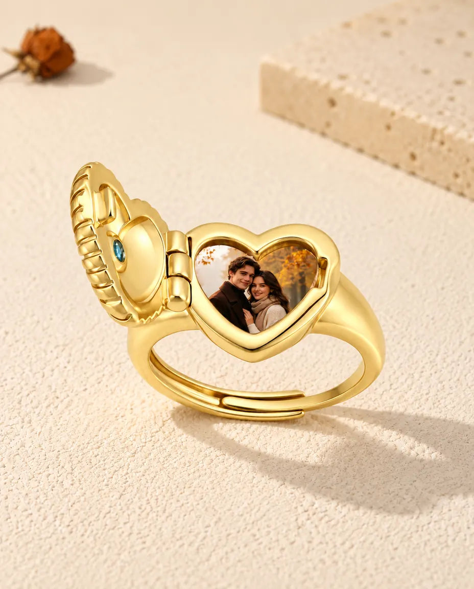 Anillo relicario de corazón abierto con la foto impresa de una pareja dentro del marco de corazón