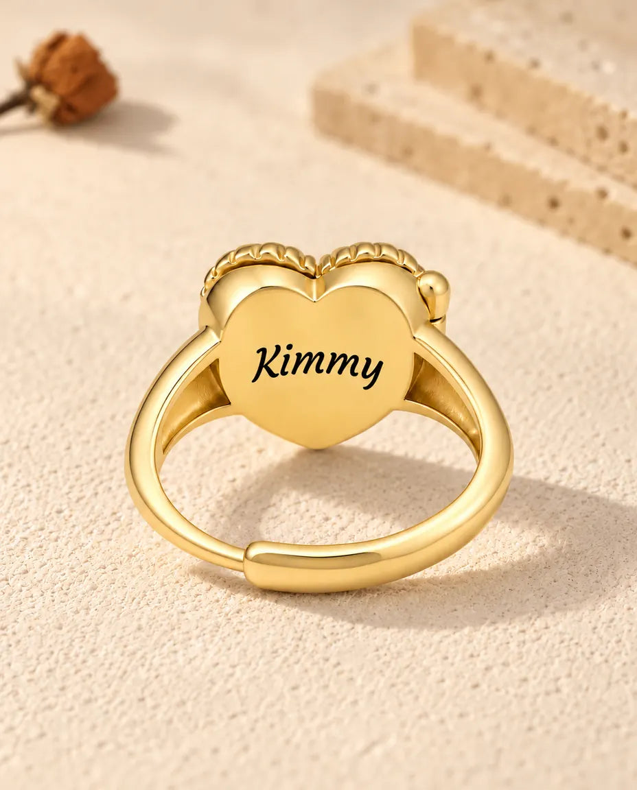 Parte trasera del anillo relicario de corazón con el nombre Kimmy grabado