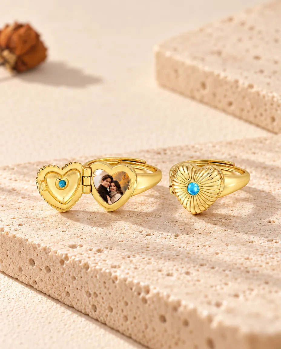 Dos anillos relicario de corazón con foto: uno abierto con una foto y otro cerrado