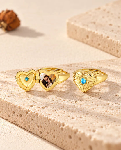 Dos anillos relicario de corazón con foto: uno abierto con una foto y otro cerrado