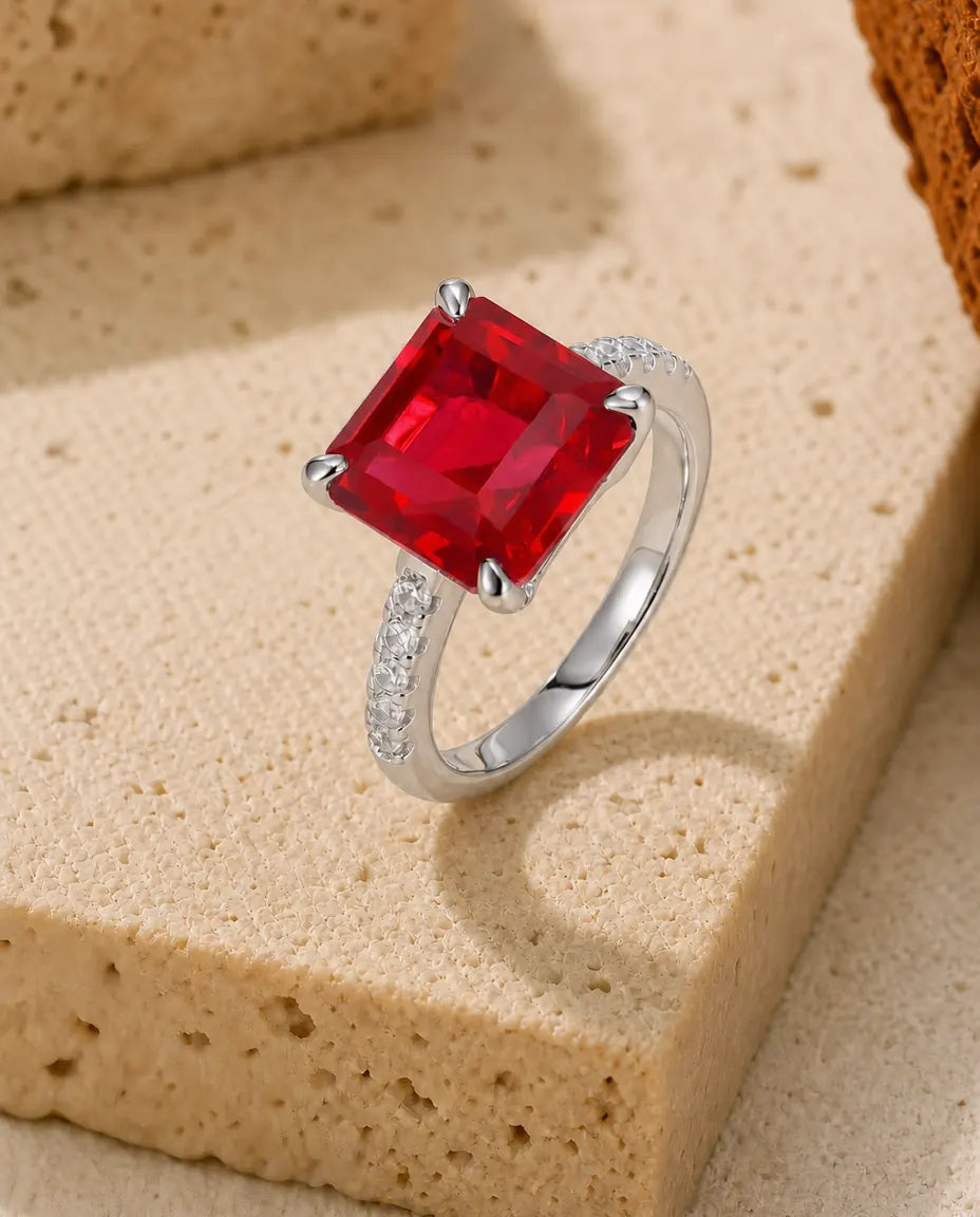 Anillo de rubí cuadrado creado en laboratorio – talla esmeralda sobre aro pavé, plata de ley 925, piedra de julio