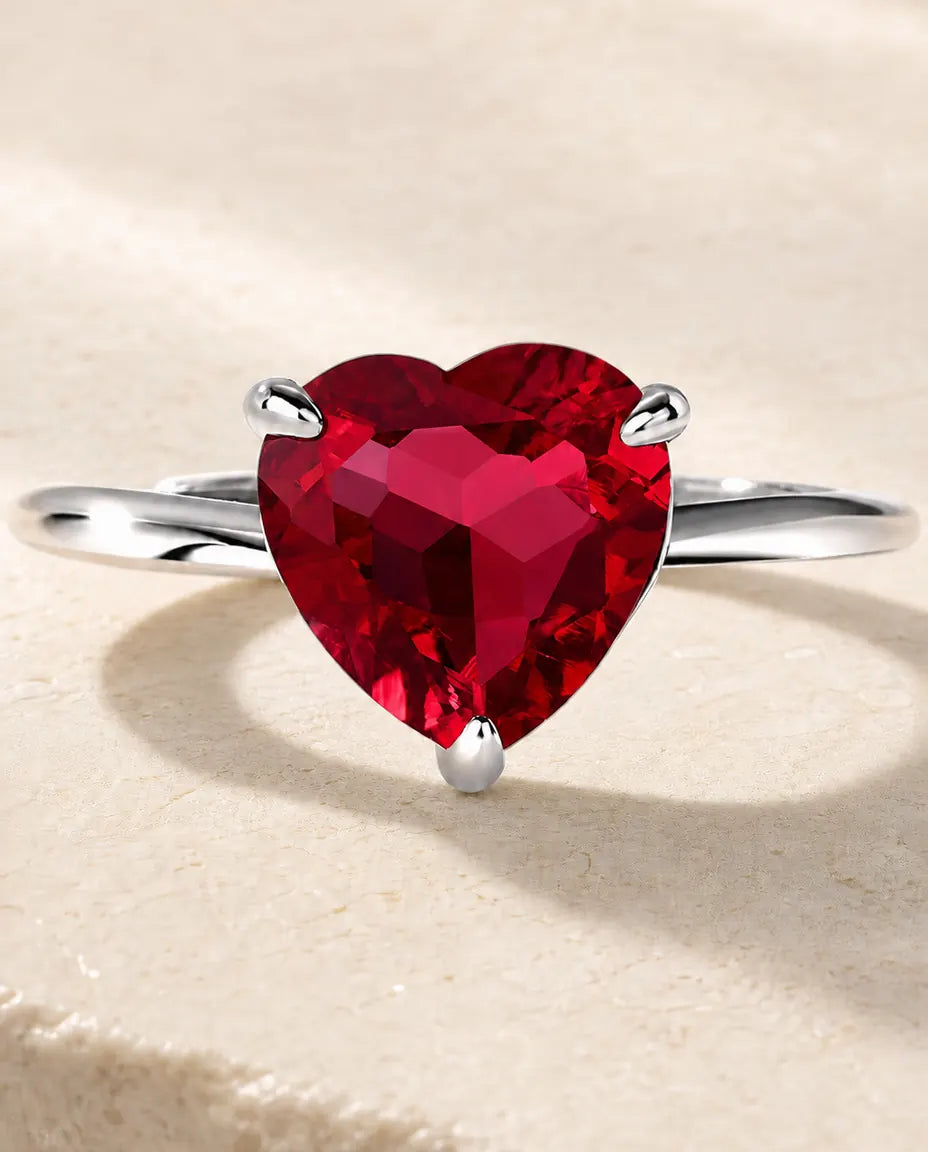 Anillo de rubí creado en laboratorio – corazón solitario sobre aro fino de plata de ley 925, ajustable