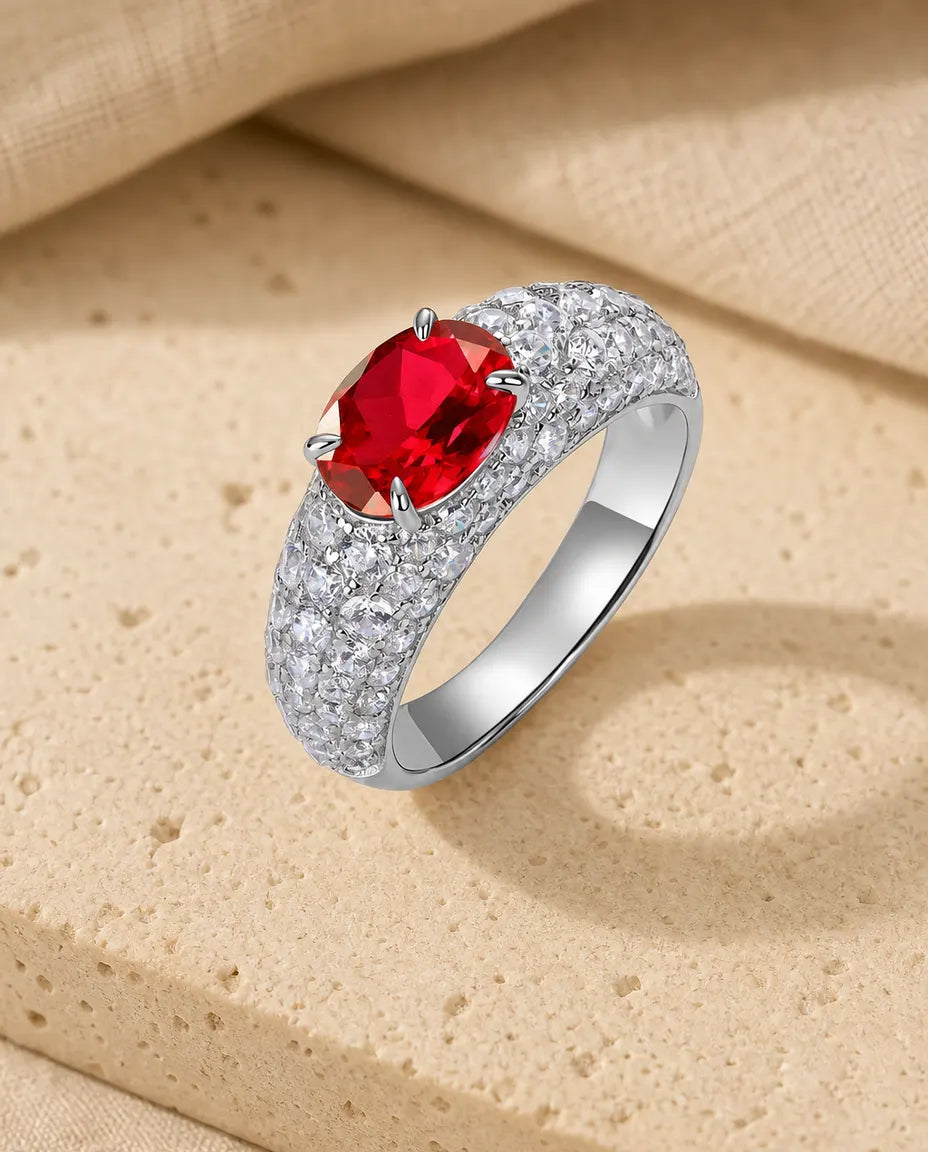 Anillo de rubí – óvalo rojo creado en laboratorio sobre aro pavé de circonitas, plata de ley 925, piedra de julio