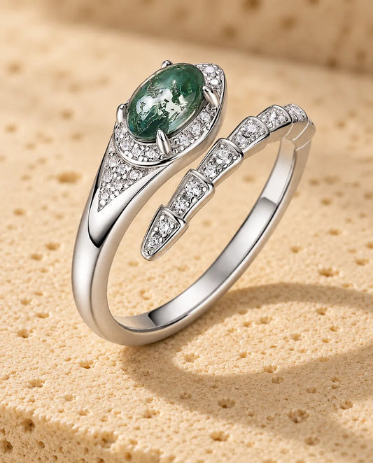 Anillo Serpiente de Ágata Musgosa en Plata 925 - de pie sobre una superficie clara con textura
