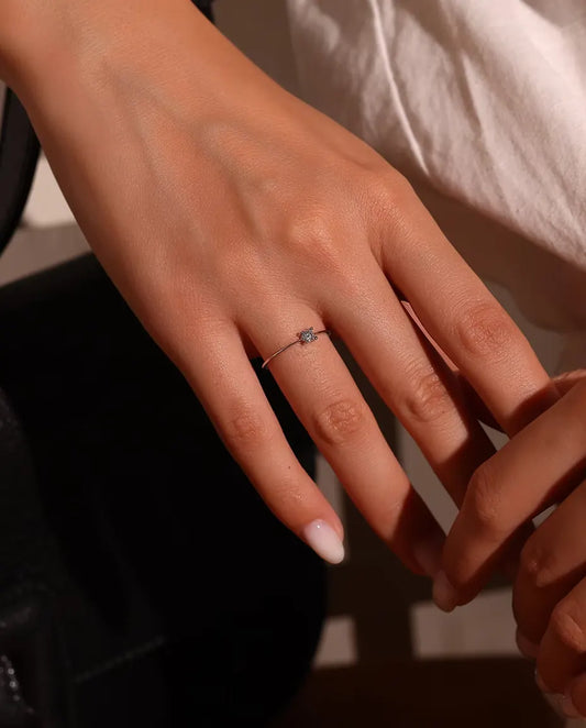 Anillo Solitario de Moissanita Fino en Plata 925 - llevado en el dedo de una modelo, primer plano