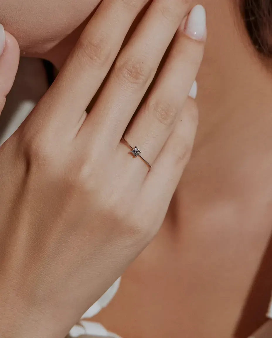 Anillo Solitario de Moissanita Fino en Plata 925 - llevado por una modelo con las manos cerca de la cara